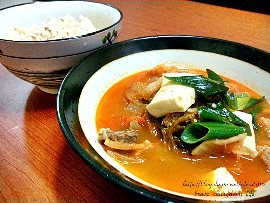 돼지고기듬뿍넣은김치찌개 이미지