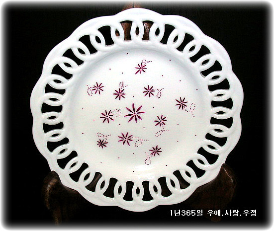 여성스럽고 매력적인 포슬린 페인팅 접시