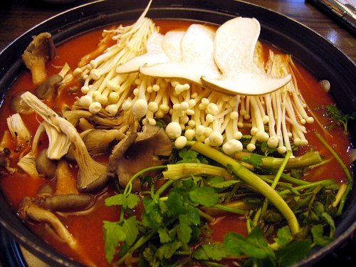 (일석삼조 버섯매운탕 신촌)얼큰한 맛의 버섯 매운 탕을 맛보아요.