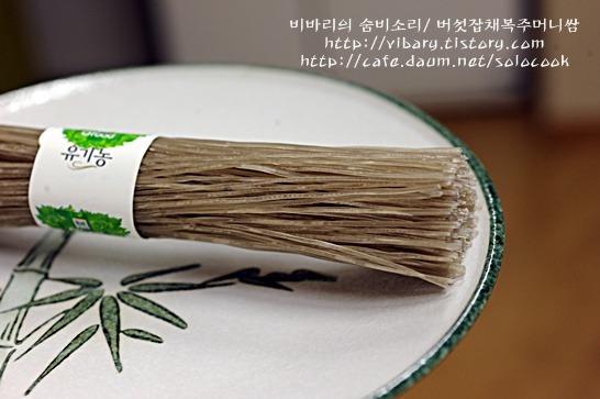 평범한 잡채의 화려한 변신 버섯잡채복주머니쌈