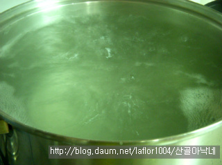 입에 불나는 매운 맛을 잠재워줄 시원한 오이지냉국!!~