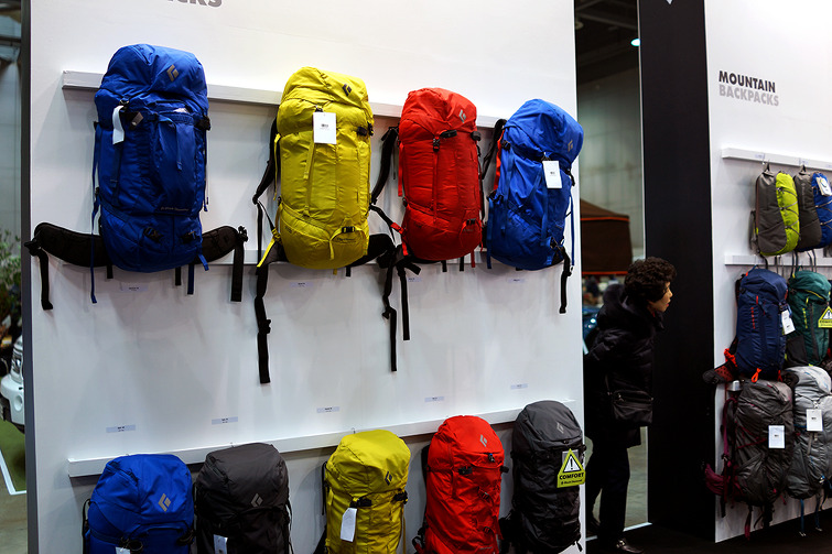 배낭 메고서 산에 오르며 골다공증으로부터 벗어나세요 !