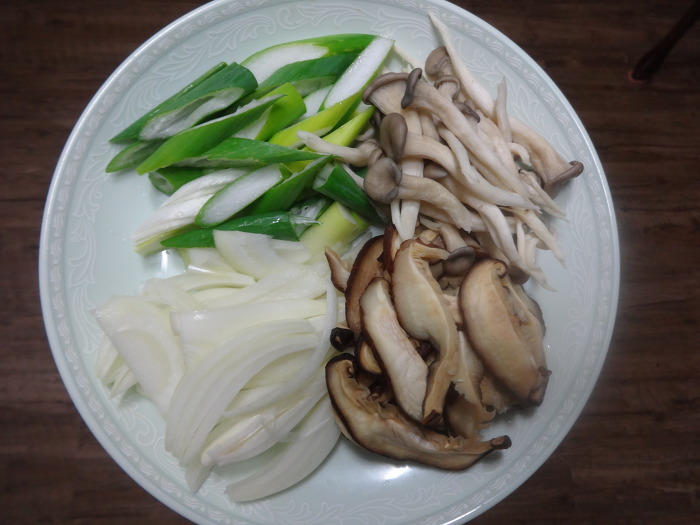 해죽순과 초석잠을 넣어 육개장이 아닌 채개장을...