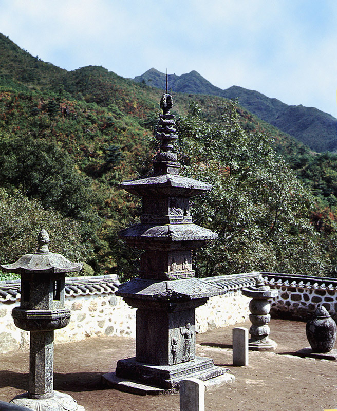 국보 제10호 - 실상사백장암삼층석탑(實相寺百丈菴三層石塔)