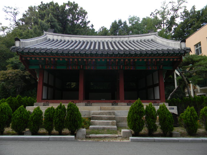 영빈이씨의 사당인 선희궁터와 서울농학교의 오래된 은행나무들