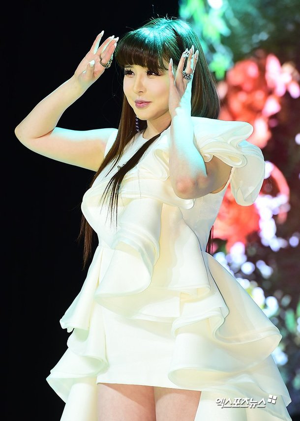 박봄