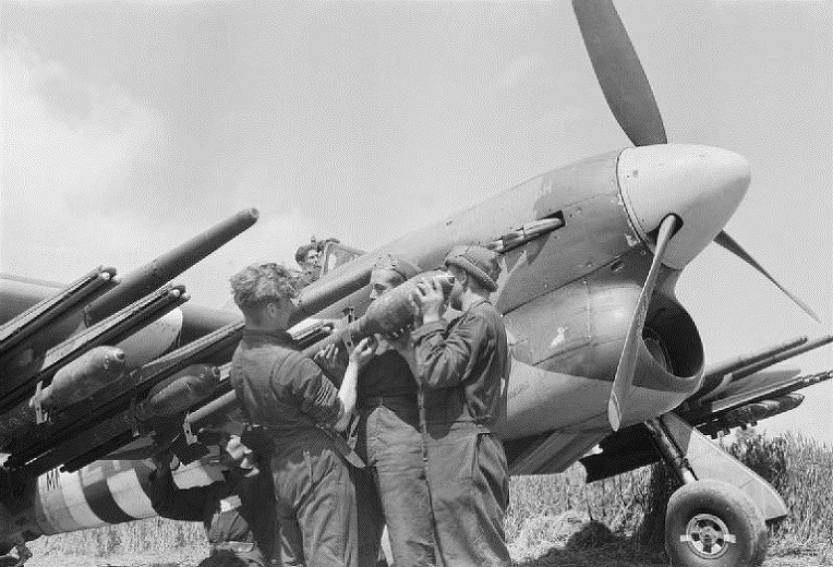 영국 공군의 독일군 기갑 차량 격파 필살 무기였던 RP-3 로켓탄 -German Panzer perfect striked Weapons by RCAF Hawker Typhoons  RP-3 Rocket 
