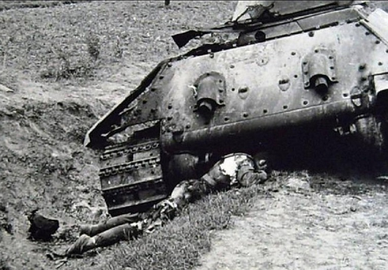 소련군 1941모델 T-34/76 전차 승무원들의 사체- Soviet Red Army 1941 Model T-34/76 Tank Crew dead Body 