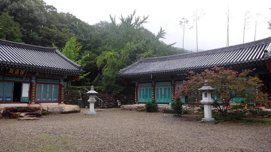 양산 신흥사에서 비오는날의 수채화 